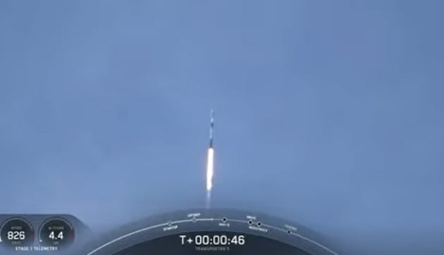 한컴 세종1호가 스페이스X의 로켓에 실려 우주로 발사 중인 모습. 