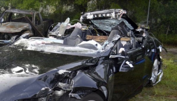 2016년 5월 오토파일럿 모드로 주행 중 트레일러와 충돌 사고로 운전자가 사망한 테슬라 모델S의 잔해. 자율주행차 최초의 사망 사고였다. /사진=미국교통안전위원회(NSTB)