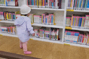 도서관에 함께 간 딸아이가 나름대로 책을 골라 꺼내고 있습니다.  