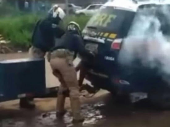 브라질에서 한 흑인 남성이 경찰 차량 트렁크에 갇혀 가스에 질식사하는 영상이 소셜미디어(SNS)로 퍼지며 공분을 사고 있다. /사진=연합뉴스 