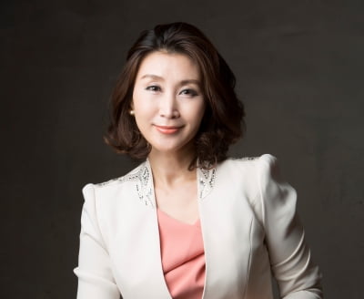김건희 여사의 선거룩: 흰색 꿀벌 명품셔츠? & 검은색 팬츠 & 가방-미셸오바마의 카디건 사건