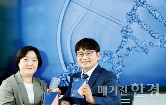 왼쪽부터 이원다이애그노믹스(EDGC) 김태현 상무, 김혜진 이사.