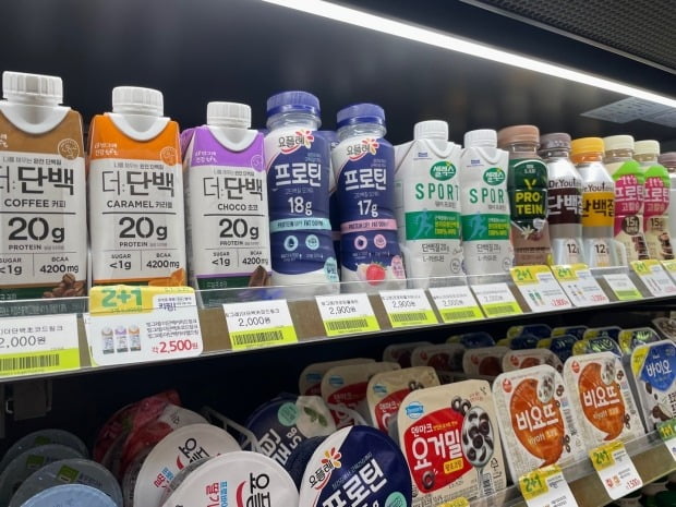 서울의 한 편의점 점포에 단백질 강화 음료가 진열돼있다. 이미경 기자