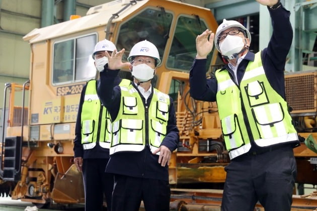 김한영 국가철도공단 이사장(가운데)이 충북 청주 오송의 국가철도공단 시설장비사무소를 찾아 철도건설과 시설 개량사업에 사용되는 장비 등을 둘러보고 있다. 사진=국가철도공단 제공