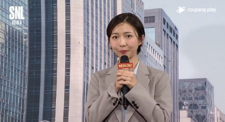 쿠팡플레이 코미디쇼 'SNL코리아'에서 인턴기자를 연기한 주현영 배우. 유튜브 캡쳐