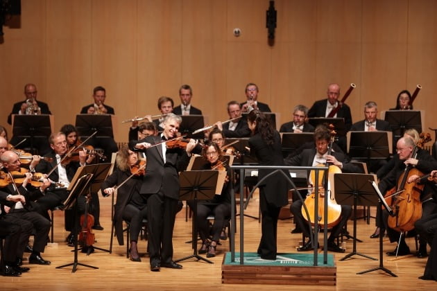 브람스 바이올린 협주곡을 즐거운 표정으로 연주하고 있는 바이올리니스트 길 샤함과 지휘자 장한나./WCN 제공 