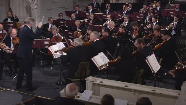 헤르베르트 블롬슈테트 지휘의 라이프치히 게반트하우스 오케스트라가 1999년 베토벤 교향곡 5번 '운명' 1악장을 연주하는 모습. 사진=DW Classical Music