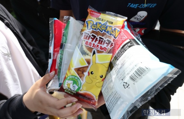  서울의 한 대형마트에서 시민들이 포켓몬방을 구매하고 있다. /사진=한경DB