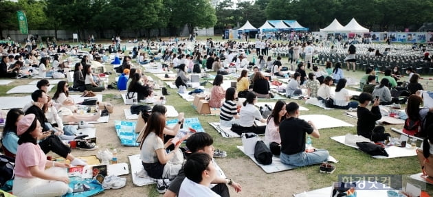 [포토] 잔디밭에 삼삼오오 모여 봄의 축제를 즐겨요(뷰티풀 민트 라이프2022)