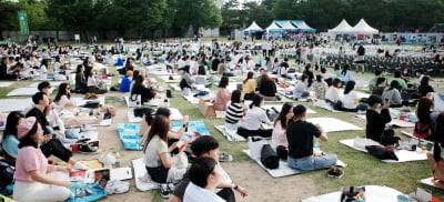 [포토] 잔디밭에 삼삼오오 모여 봄의 축제를 즐겨요(뷰티풀 민트 라이프2022)