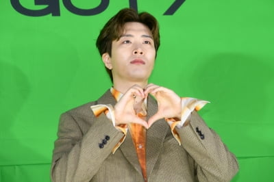  갓세븐 영재, '여러분 하트 받으세요~'