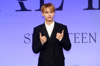 [포토] 세븐틴 준, '엄지 하나로는 모자라~'