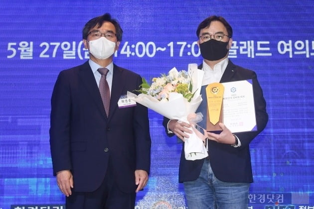 '2022 대한민국 모바일 대상'이 지난 27일 서울 영등포구 글래드 여의도 호텔에서 열린 가운데 스타트업 부문 최우수상을 받은 강원석 데이터유니버스 대표(오른쪽)와 하영춘 한경닷컴 대표가 기념촬영했다. / 사진=최혁 한경닷컴 기자