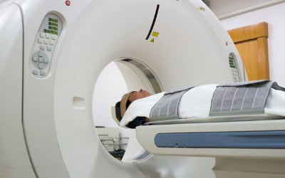 MRI 찍다 빨려들어온 산소통 맞아 환자 사망…의료인 '집유 1년'