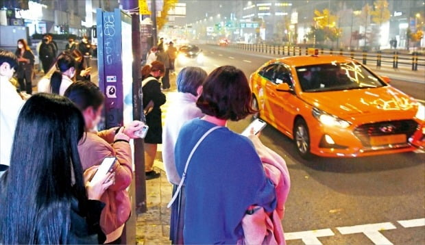 서울 마포구 홍대입구역 사거리 부근 도로에서 시민들이 택시를 기다리고 있다. 사진=한경DB