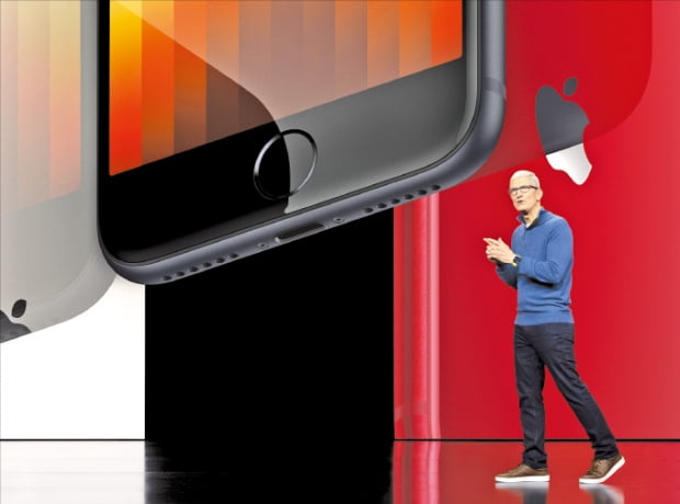 팀 쿡 애플 최고경영자(CEO)가 9일 미국 캘리포니아 쿠퍼티노의 본사 애플파크에서 온라인으로 열린 신제품 공개행사 ‘스페셜 이벤트’에서 아이폰SE를 소개하고 있다.  애플 제공 