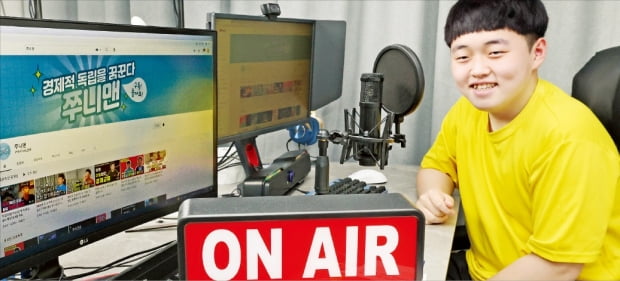 10대 사업가이자 유튜버인 ‘쭈니맨’ 권준 군(13)이 서울 자택에서 개인 방송을 준비하고 있다. 김범준 기자 