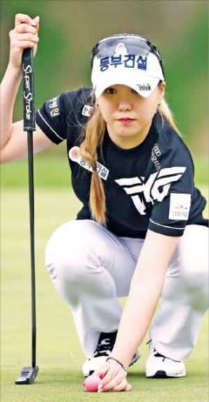 조아연이 지난 8일 열린 한국여자프로골프(KLPGA)투어 교촌허니레이디스오픈 최종 3라운드에서 그린 경사를 살피고 있다.  KLPGA 제공 