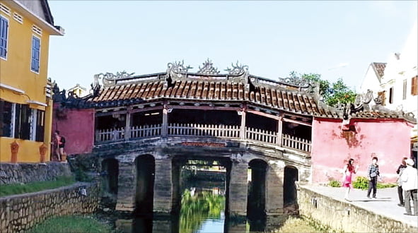 가운데 다리를 놓고 오른쪽은 중국인 마을, 왼쪽은 일본인마을이다.

 
