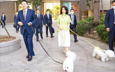 처음 본 대통령 출근 풍경…반려견 배웅받고, 용산 도착해 '로비회견'