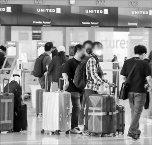 18일 인천국제공항 제1여객터미널 출국장에서 해외여행을 떠나려는 여행객들이 탑승 수속을 하고 있다.   뉴스1 