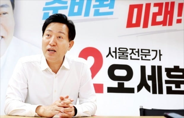 오세훈 국민의힘 서울시장 후보가 지난 18일 서울 태평로 프레스센터에 있는 선거사무실에서 한국경제신문과 인터뷰하고 있다.  /김병언 기자 