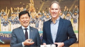 허구연 총재, 스몰 부사장과 회동…MLB 개막전 한국 개최 논의