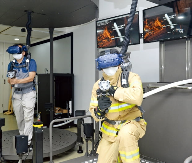 HMD를 착용해 VR 소방훈련을 실시하는 모습. ETRI 제공 