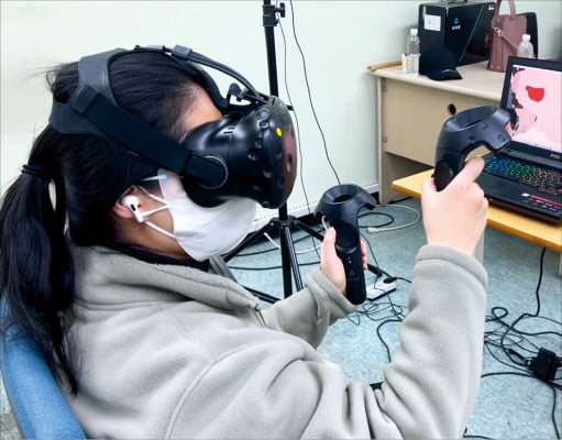 인천대가 운영하는 가상현실(VR) 시민전문가 양성 과정 교육 모습.
  인천대 제공 