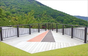 경남 합천군 황매산 전망대에 설치된 친환경 세라믹데크. /휴먼이엔티 제공 