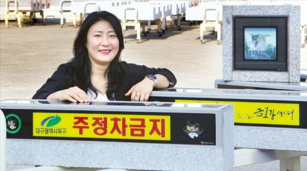 유서연 이연쏠라스톤 대표가 천안 공장에서 생산한 태양광 경계석과 보도블록을 소개하고 있다. /강태우 기자 