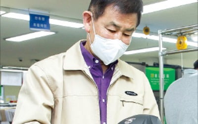 해외 가려던 중소기업, '억대 기부' 기업 만든 '삼성 매직' [정지은의 산업노트]