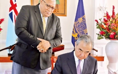 [포토] 中 외교장관 뒤에서 두 손 모은 피지 대통령 