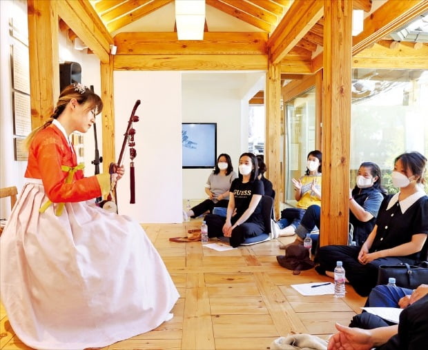 [포토] "국악연주 열리는 북촌 한옥에 놀러오세요"