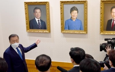 [포토] 청와대 본관에 걸린 문재인 대통령 초상화
