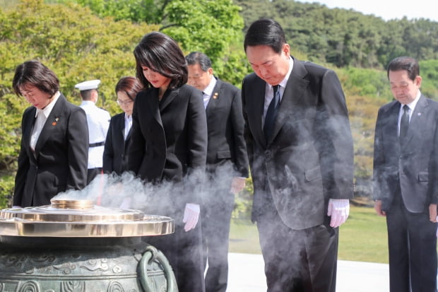 尹, 현충원 참배…"다시 도약하는 대한민국 만들겠다"