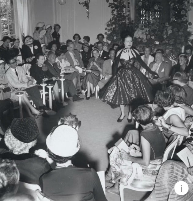 1950년 크리스찬 디올 패션쇼에 등장한 오벌라인 드레스.