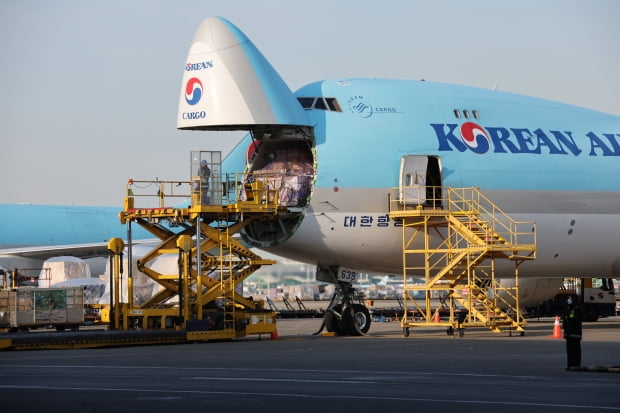 인천국제공항 대한항공 화물터미널에서 수출 화물이 선적 되고 있다. /연합뉴스