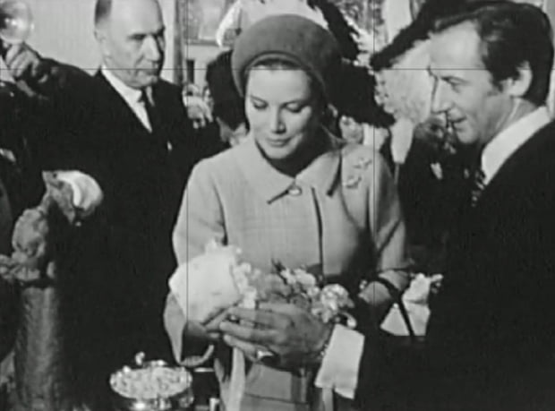 마크 보앙(오른쪽)과 모나코의 그레이스가 참석한 가운데 1967년 11월 개장한  베이비 디올 부티크. 출처=galeriedior.com