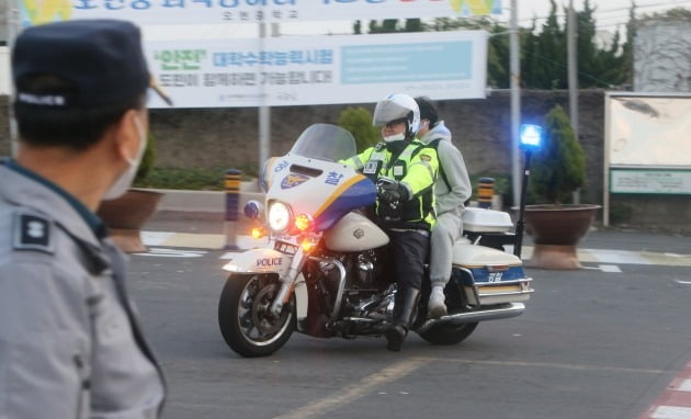 2022학년도 대학수학능력시험일인 2021년 11월 18일 경찰 오토바이를 타고 온 수험생이 한 고등학교 정문 앞에서 내리고 있다. 사진=연합뉴스