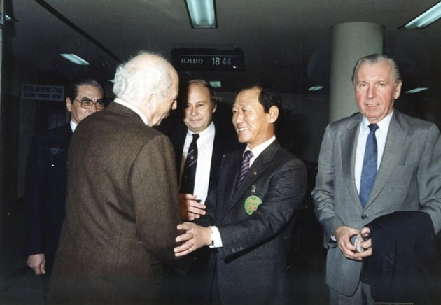 구자학 회장이 1983년 한·독 수교 100주년 기념 사업 행사에 참석한 모습. 사진=아워홈 제공