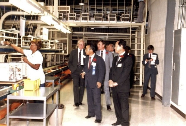 구자학 회장이 1986년 금성사 대표이사 재직 시절 마이크로웨이브 오븐 공장 준공식에 참석한 모습. 사진=아워홈 제공