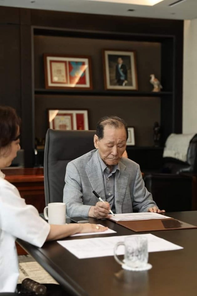 2021년 8월 집무실에서 구자학 회장이 구지은 부회장과 함께 있는 모습. 구 회장의 뒤로 집무실에 전시된 충무무공훈장 등이 보인다. 사진=구지은 부회장 페이스북