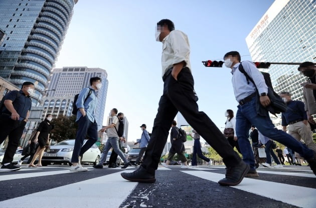 서울 광화문 세종대로사거리에서 출근길 시민들이 발걸음을 옮기고 있다. [연합뉴스]