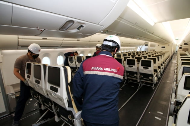 아시아나항공 직원들이 A350 개조 화물기 1대에 다시 좌석을 장착하며 여객기로 원상 복원하는 개조 작업을 하고 있다.(사진=아시아나항공)