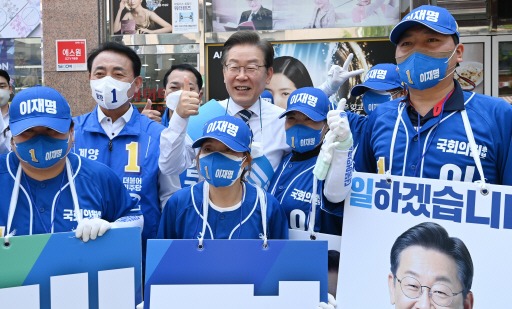 인천 계양을 국회의원 보궐선거에 출마한 이재명 더불어민주당 ‘6·1 지방선거’ 총괄선대위원장(가운데)이 5월 20일 귤현동 일대 유세 도중 선거운동원들과 기념촬영하고 있다. 국회사진기자단