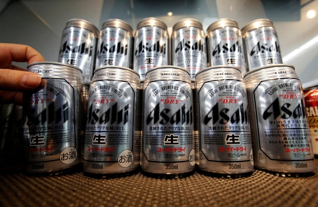 아사히 맥주를 비롯한 일본 맥주회사들은 술 안마시는 일본인들을 공략하기 위해 알콜 함량이 적은 맥주를 출시하고 있다. (사진=연합뉴스)