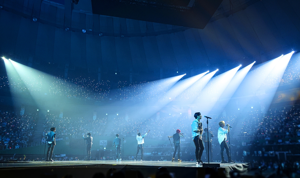 "와~" 오랜만에 콘서트 함성…스트레이 키즈 "한번 놀아봅시다"