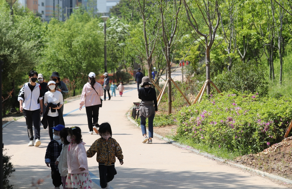 "마스크 벗으니 시원해요…그런데 무작정 벗자니 눈치가 보여요"