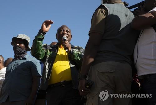 라마포사 남아공 대통령, '근로자의 날' 연설 중 쫓겨나